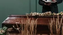 O femeie a fost declarată decedată, însă a revenit la viață în sicriu. Medicul legist riscă până la 3 ani de închisoare