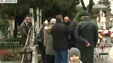 Cornelui Vadim Tudor ar fi împlinit sâmbătă 66 de ani: Mai mulţi oameni au venit să aprindă o lumânare la mormântul fostului președinte al PRM (VIDEO)