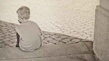 O femeie este acuzată că și-a abuzat sexual fiul în vârstă de patru ani. Scenele au fost filmate și vândute în străinătate