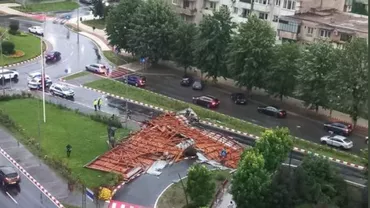 Giurgiu: Un șofer a scăpat cu viață ca prin urechile acului. Un acoperiș smuls de vânt a căzut peste mașina lui